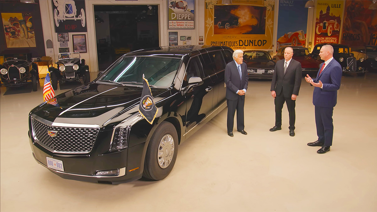 (VIDEO) Renumitul Jay Leno a încercat să afle secretele Cadillac-ului prezidenţial şi muncii cu el de la doi agenţi