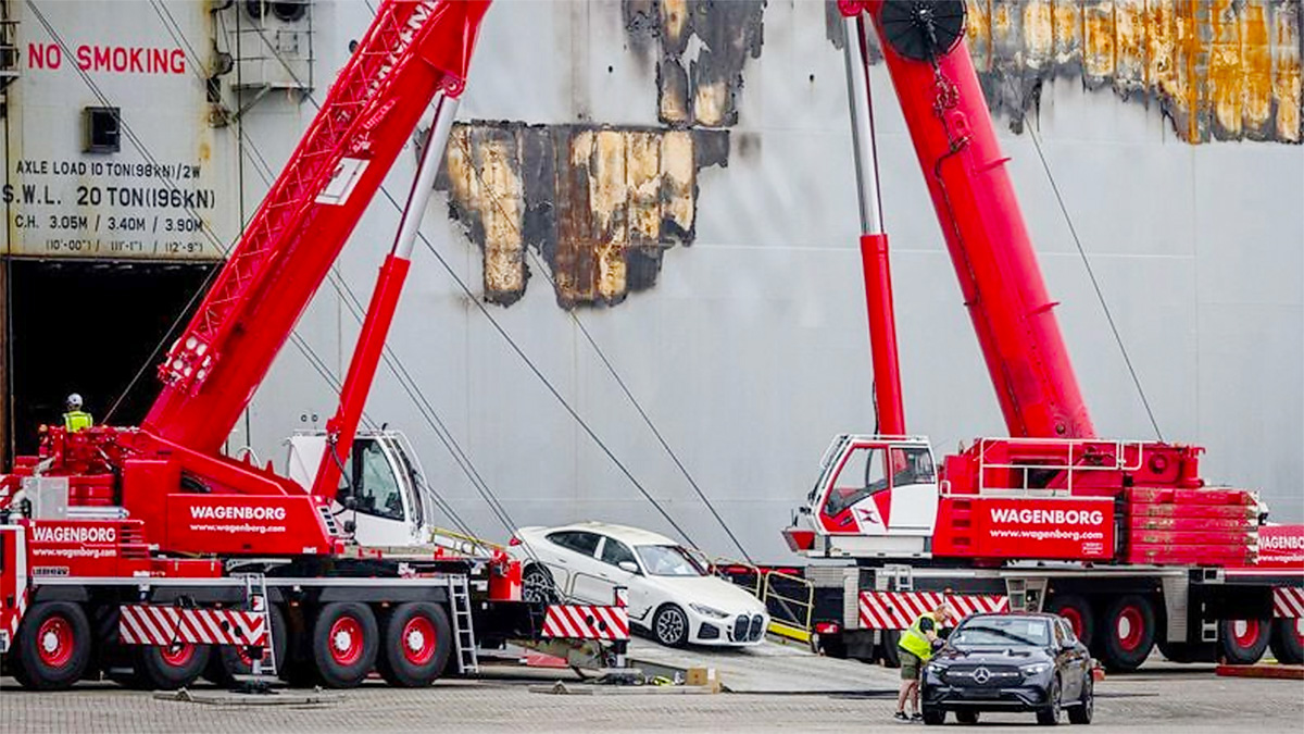 BMW luptă pentru a opri vânzarea maşinilor recuperate de pe nava Fremantle Highway, care a luat foc acum un an
