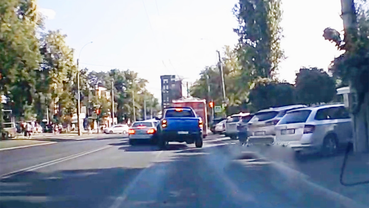 (VIDEO) Manevre de neînţeles în traficul din Chişinău, cu un RAM TRX care loveşte şi împinge un Mercedes
