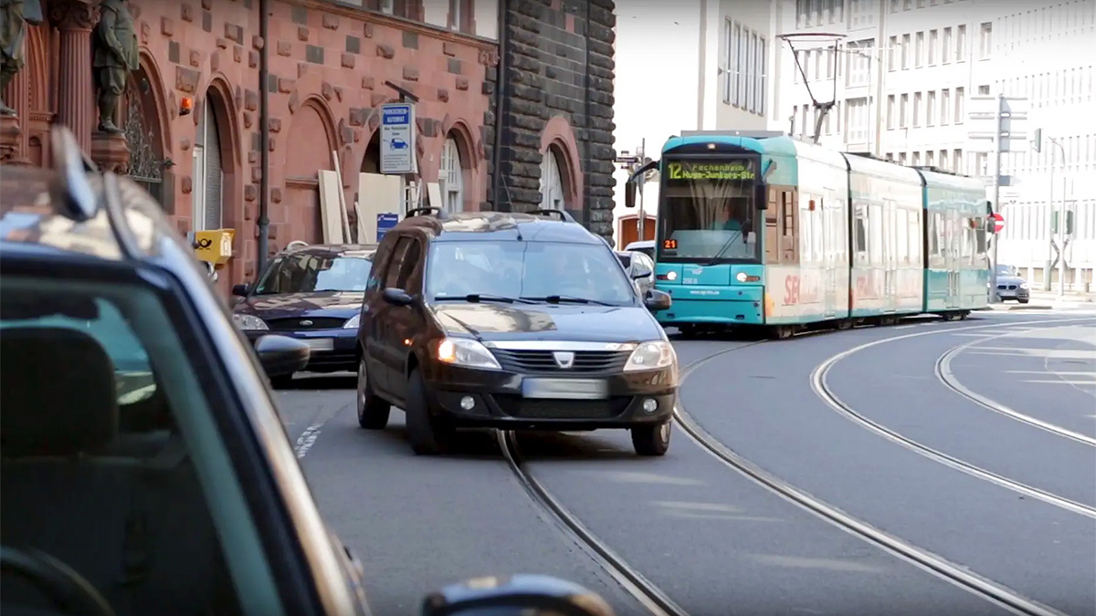 (VIDEO) Bosch echipează toată flota de tramvaie din Iaşi cu sistem de avertizare pentru coliziunile frontale, inclusiv tramvaiele vechi