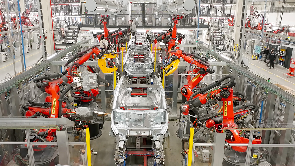 (VIDEO) Tesla a permis pentru prima dată accesul unor youtuberi în interiorul fabricii sale din Germania, unde se produce câte un Model Y la fiecare 45 secunde