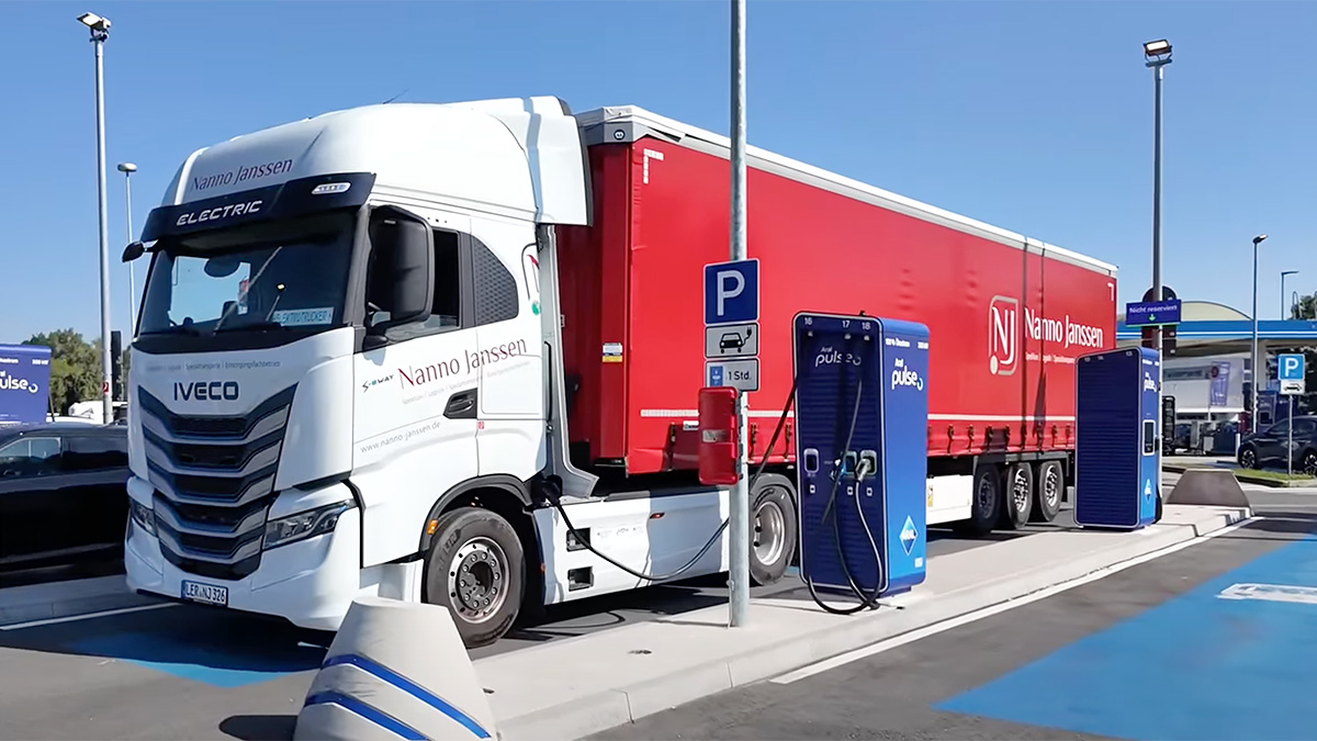 (VIDEO) Un camion electric Iveco, condus de un youtuber angajat în rol de şofer, s-a stricat la doar 15.000 km parcurşi, iar reparaţia e un proces anevoios