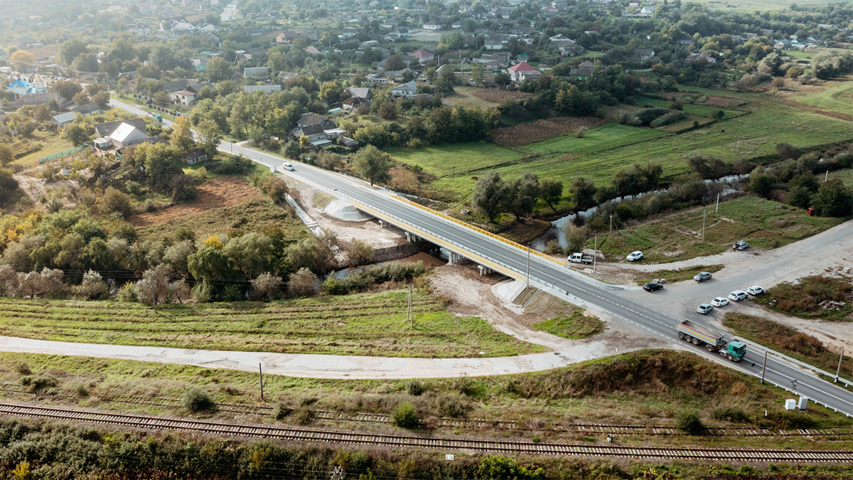 Încă un pod din Moldova, construit în 1970, a fost reabilitat complet acum, de această dată cu întârzieri