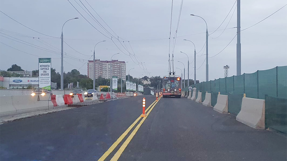 A fost deschisă circulaţia pe jumătatea reparată a podului de la strada Mihai Viteazul din Chişinău, urmează închiderea celeilalte jumătăţi