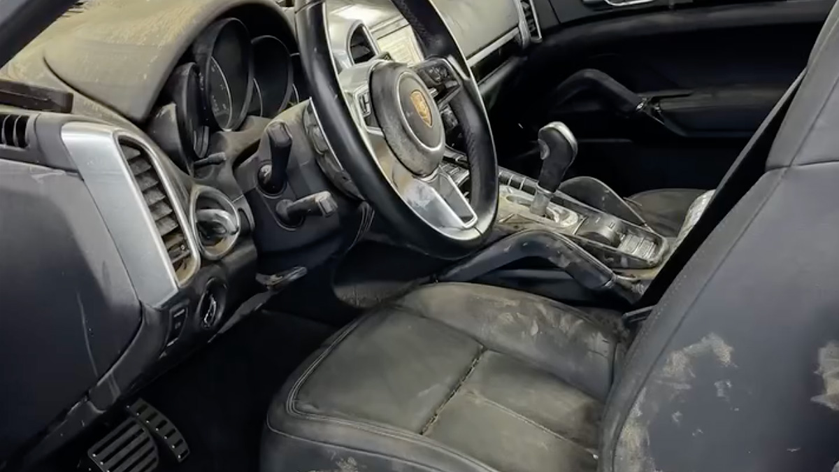 (VIDEO) Cum arată interiorul unui Porsche Cayenne inundat de ultimele ploi abundente din Chişinău, venit la un atelier auto de curăţătorii profunde