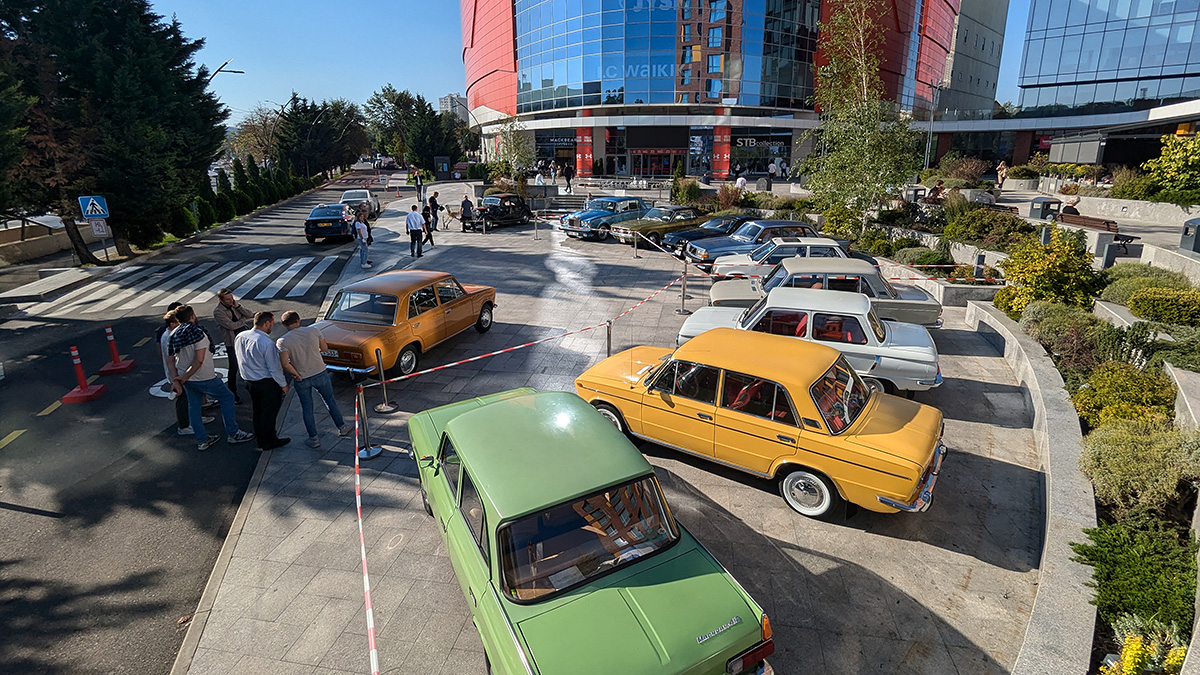 O expoziţie de maşini clasice are loc începând de azi în Chişinău, printre automobile fiind şi un exemplar cu doar 740 km adunaţi în 45 de ani