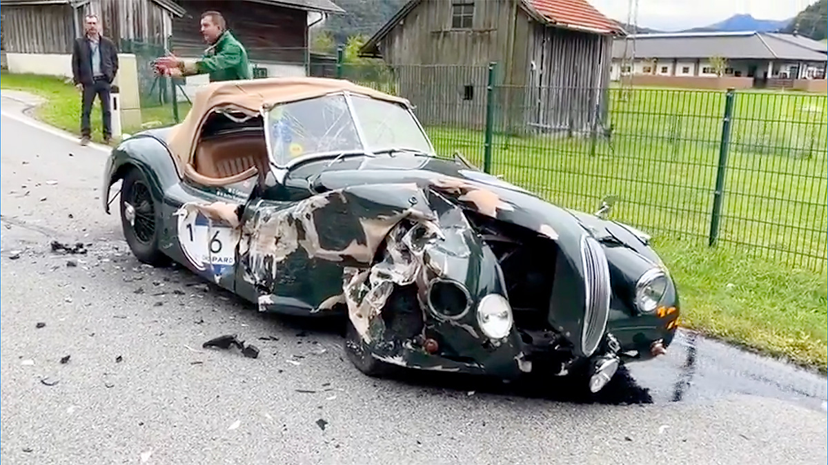 (VIDEO) Un Jaguar XK120 de colecţie a fost distrus în Austria din cauza unui alt şofer concentrat la telefonul său