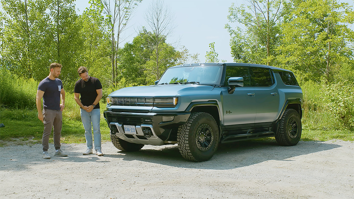 (VIDEO) Doi youtuberi canadieni apreciază cât de învechit moral a devenit modelul electric Hummer EV, de 4 tone, după doar 2 ani de la lansarea sa