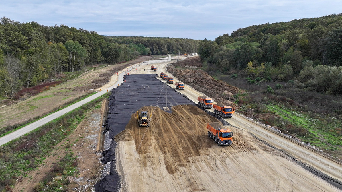 (VIDEO) Cum se lucrează în prezent la autostrada A1 din România, pe segmentul Margina-Holdea, care include şi 2,13 km de tunel